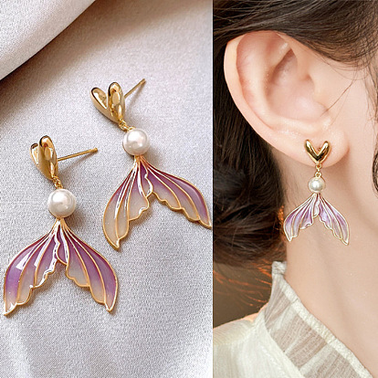 Серьги-гвоздики из пластикового сплава с жемчугом в форме рыбьего хвоста, с эпоксидной смолой