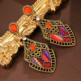 Серьги-гвоздики в этническом стиле с ромбами из сплава, страз и полиэстерового шнура