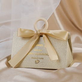 Triangle avec estampage or coeur papier carton bonbonnière, coffret cadeau de bonbons de mariage avec ruban et anneau en bois