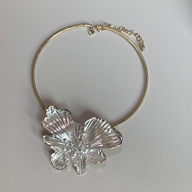 Halskette mit Schmetterlingsanhänger aus Emaille und Imitationsperle für Damen, golden