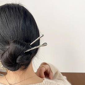Exquisita horquilla de metal de estilo chino para elegantes peinados recogidos de mujer.