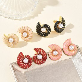 Pendientes de botón de latón esmaltado para mujer, la forma de la concha, con perlas de imitación de plástico abs, larga duración plateado, chapado en rack, sin plomo y el cadmio, dorado