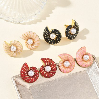 Pendientes de botón de latón esmaltado para mujer, la forma de la concha, con perlas de imitación de plástico abs, larga duración plateado, chapado en rack, sin plomo y el cadmio, dorado