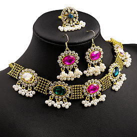 Collar bohemio de piedras preciosas con lujosos aretes de perlas con borlas huecas: accesorios artísticos vintage para una apariencia elegante y elegante.