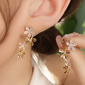 Серьги-гвоздики из цветочного сплава и хрустальных страз