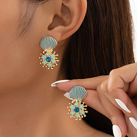 Серьги-гвоздики с эмалированным цветком из цинкового сплава и ракушкой, со стразами