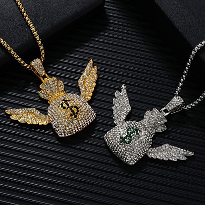 Ожерелье из сплава с подвеской в виде крылатого денежного мешка, полностью украшенное изумрудами и хрустальными стразами