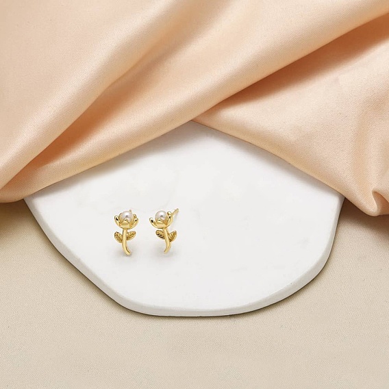 Серьги-гвоздики из пластика и латуни с цветочным жемчугом