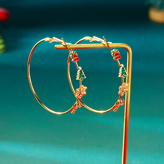 Серьги-кольца из сплава с эмалью в форме елки, со стразами и пластиковым жемчугом, золотые
