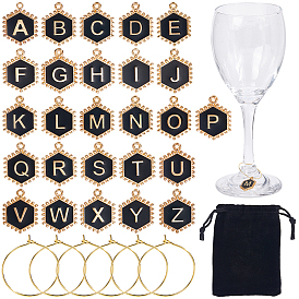 Подвески в виде бокалов для вина из сплава с черной эмалью в форме шестиугольника с буквой, с бархатными тканевыми мешочками-завязками и латунными кольцами-подвесками для бокалов вина