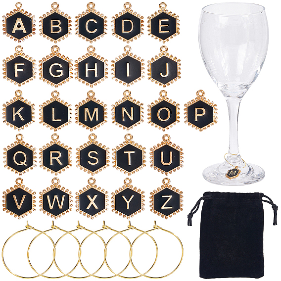 Подвески в виде бокалов для вина из сплава с черной эмалью в форме шестиугольника с буквой, с бархатными тканевыми мешочками-завязками и латунными кольцами-подвесками для бокалов вина