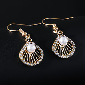 Серьги-гвоздики в форме ракушки из сплава со стразами, с имитацией жемчуга