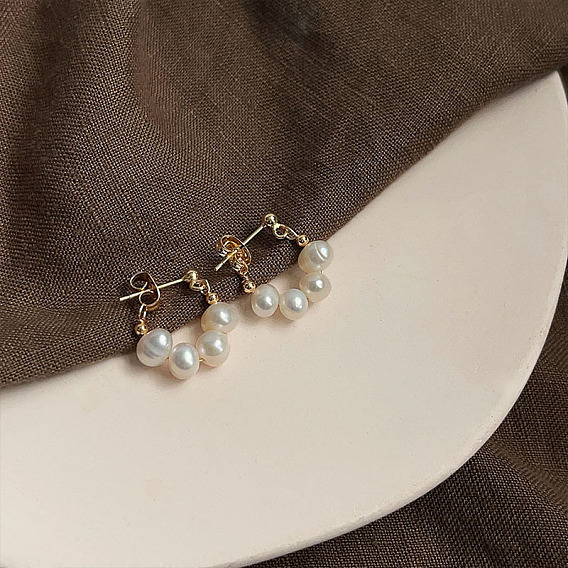 Серьги-кольца из пластика с жемчугом и круглыми бусинами