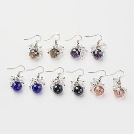 Los granos de cristal cuelgan aretes, con los ganchos del pendiente de bronce, Platino