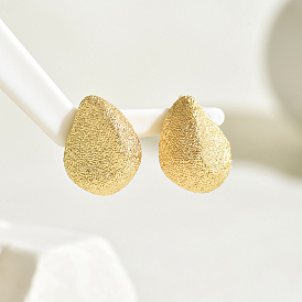 Серьги-гвоздики из матовой латуни в форме капли