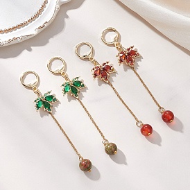 Серьги-подвески из латуни с микропаве из кубического циркония и застежкой-крючком в виде кленового листа., с фурнитурой латунной для серег, золотые