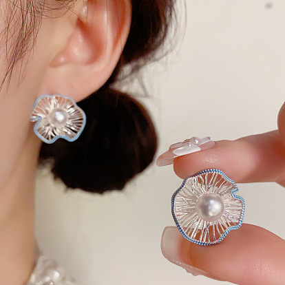 Серьги-гвоздики из пластика и латуни с цветочным жемчугом