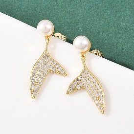 Серьги-гвоздики с подвесками из латуни с микропаве из прозрачных кубических цирконий в форме рыбьего хвоста, с акриловой имитация жемчуга, долговечный, стойки покрытие, без кадмия и без свинца