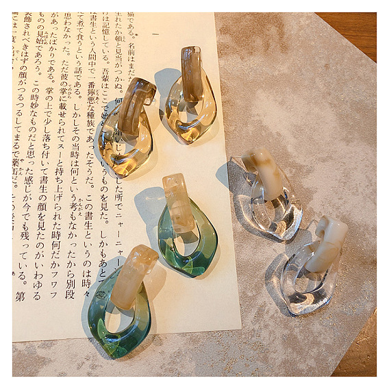 Овальные серьги-гвоздики из смолы