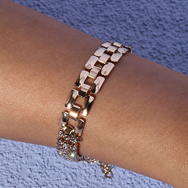 Shimmering Metal Claw Chain Bracelet with Sexy Diamond Square Charm - Perfect for Nightclubs and Fashionable Events!