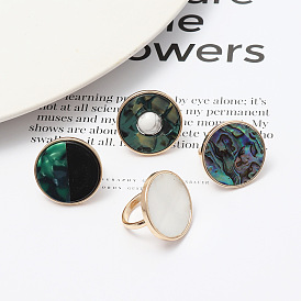 Chic Round Ring with Abalone Shell Inlay - Elegant and Minimalist European Style Jewelry