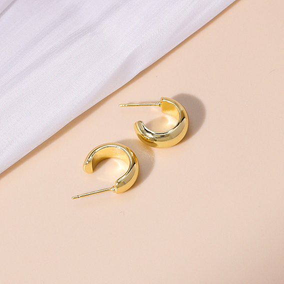 Элегантные латунные серьги-гвоздики в форме буквы С