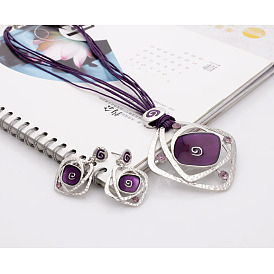 Комплекты из ромбовидных эмалевых серег-гвоздиков и ожерелий с подвесками