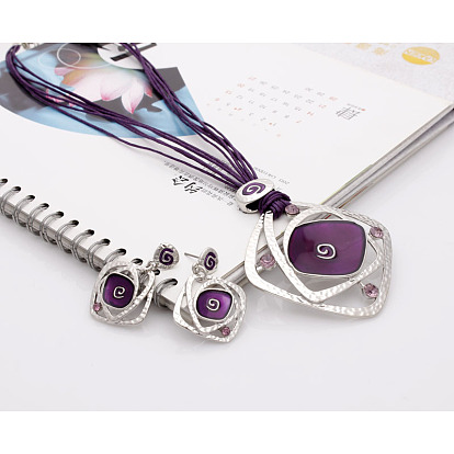 Комплекты из ромбовидных эмалевых серег-гвоздиков и ожерелий с подвесками