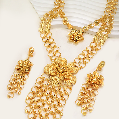 Наборы сережек-гвоздиков и колье из сплава с цветочными кисточками