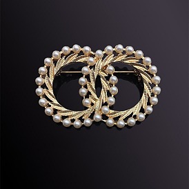 Fashionable European and American style pearl brooch for securing unisex blazers.