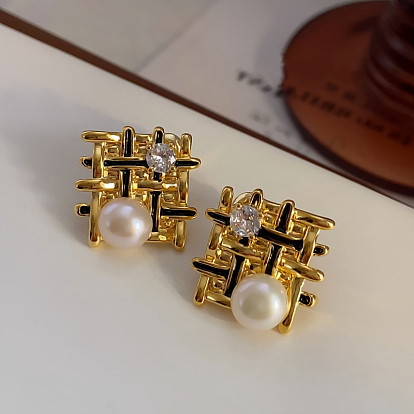 Серьги-гвоздики из латуни с микропаве из плетеных ромбов и прозрачными кубическими цирконами, с эмалью и натуральным жемчугом