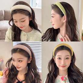 Simple Wide-brimmed Headband for Women - Elegant, Minimalist Hair Clip, Fashionable.