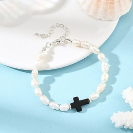 Bracelets en turquoise synthétique teinte en noir, croix religieuse et perles de riz naturelles, blanc