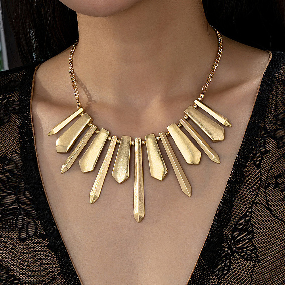 Collares babero con colgante de abanico de aleación con púas para mujer
