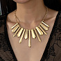Collares babero con colgante de abanico de aleación con púas para mujer