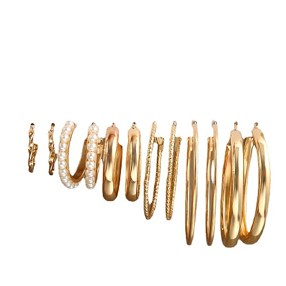 Boucle d'oreille en métal doré en forme de C avec boucles d'oreilles en perles vintage - élégante et chic.
