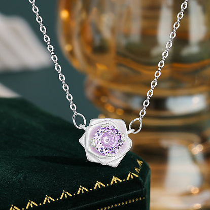 Collares con colgante de circonita cúbica lila engastada en latón, flor
