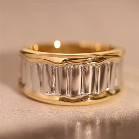 Dos anillos de dedo tono de latón para las mujeres