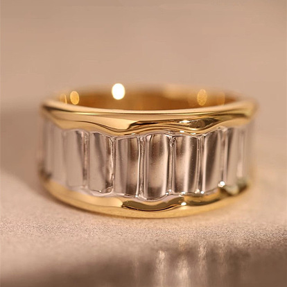 Dos anillos de dedo tono de latón para las mujeres