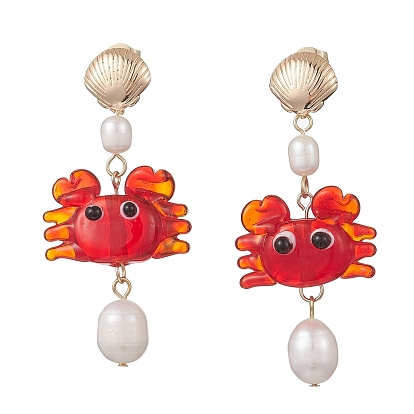 Серьги-гвоздики в виде краба ручной работы в технике лэмпворк, с натуральным культивированным пресноводным жемчугом и фурнитурой из латуни и 304 нержавеющей стали