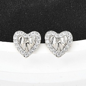 Серьги-гвоздики из латунного микро-паве, сердце