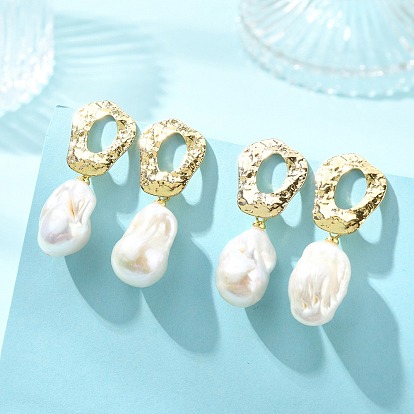 Серьги-подвески из латуни неправильной формы с овальными натуральными жемчужинами кеши.