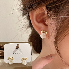 Boucles d'oreilles pendantes en résine de fleurs, Boucles d'oreilles en strass en alliage avec nœud papillon pour femmes, avec une épingle en argent sterling