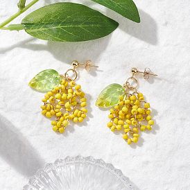 Серьги-гвоздики с цветком из стеклянных бусин ручной работы, золотые