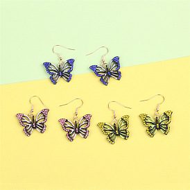 Pendientes coloridos de mariposa hueca vintage: ganchos para las orejas elegantes y a la moda