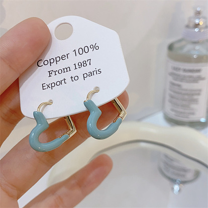 Серьги-кольца из латуни с эмалью в форме сердца