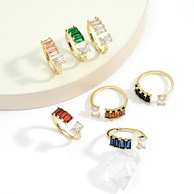 Прямоугольное кольцо со сверкающими разноцветными драгоценными камнями и бриллиантоподобными цирконами