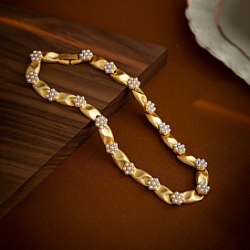 Collier ras de cou en perles de style palais français vintage avec des accents dorés
