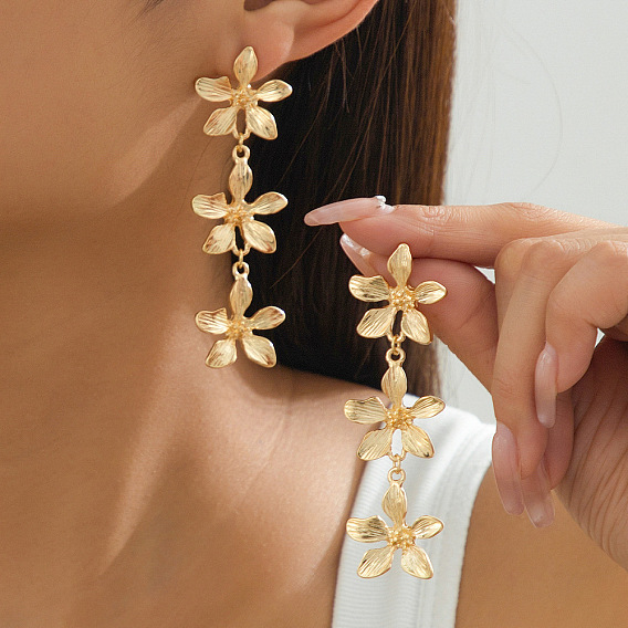 Серьги-гвоздики из сплава с цветочным узором