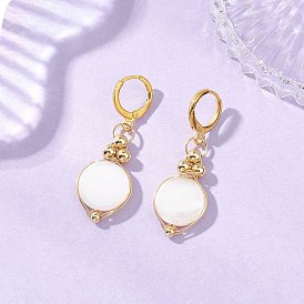 Плоские круглые серьги-подвески из натуральной белой ракушки и латуни.